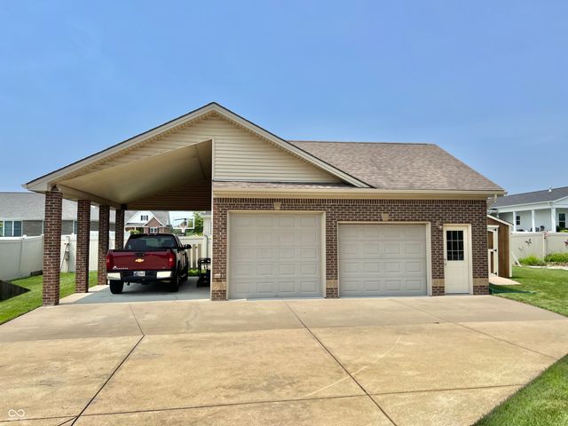 1992 Austin James Lane, Seymour, IN 47274