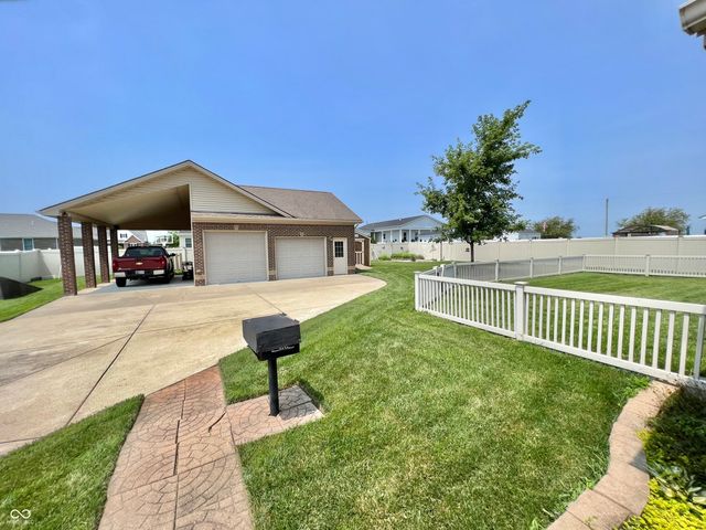 1992 Austin James Lane, Seymour, IN 47274