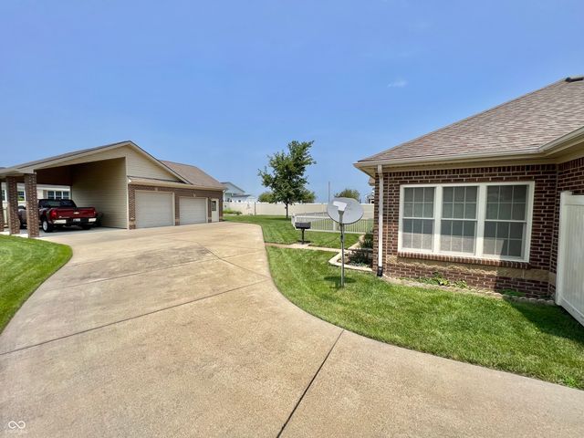1992 Austin James Lane, Seymour, IN 47274