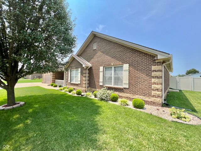 1992 Austin James Lane, Seymour, IN 47274