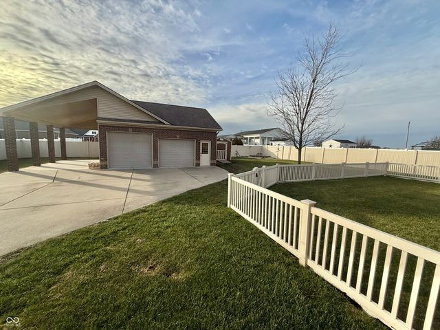 1992 Austin James Lane, Seymour, IN 47274