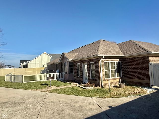 1992 Austin James Lane, Seymour, IN 47274