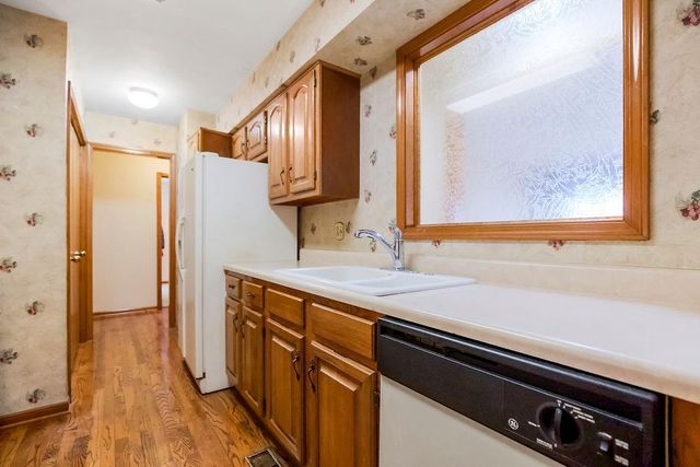 1305 NW Village Drive B, Blue Springs, MO 64015