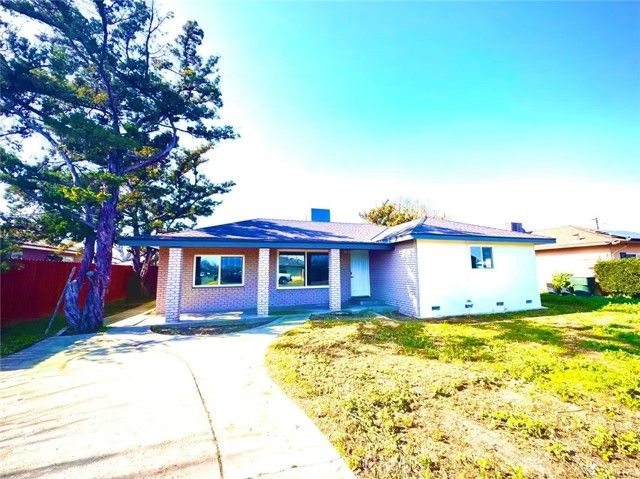 2002 N Woodridge, Hanford, CA 93230