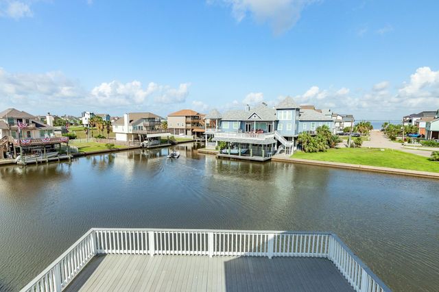 325 Admiral Circle, Tiki Island, TX 77554