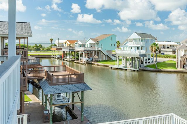 325 Admiral Circle, Tiki Island, TX 77554