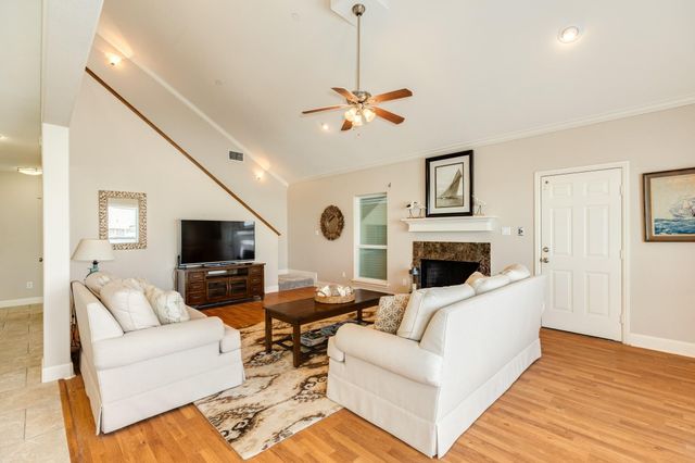 325 Admiral Circle, Tiki Island, TX 77554