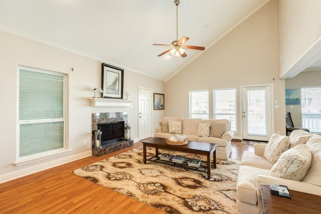 325 Admiral Circle, Tiki Island, TX 77554