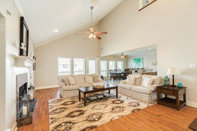 325 Admiral Circle, Tiki Island, TX 77554