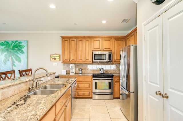 325 Admiral Circle, Tiki Island, TX 77554