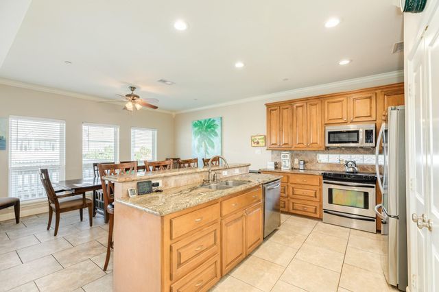 325 Admiral Circle, Tiki Island, TX 77554