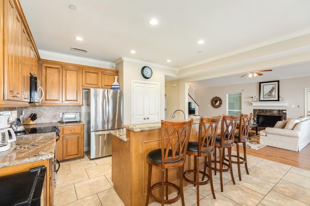 325 Admiral Circle, Tiki Island, TX 77554