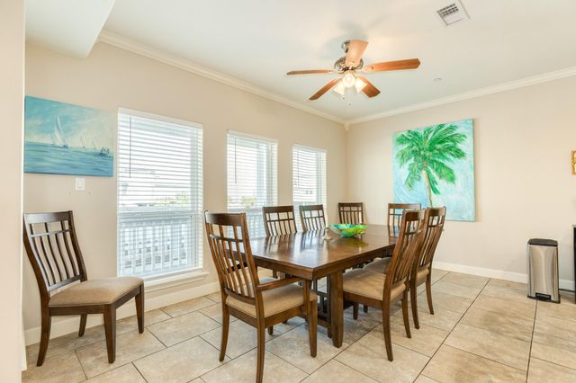 325 Admiral Circle, Tiki Island, TX 77554
