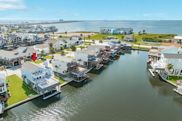 325 Admiral Circle, Tiki Island, TX 77554