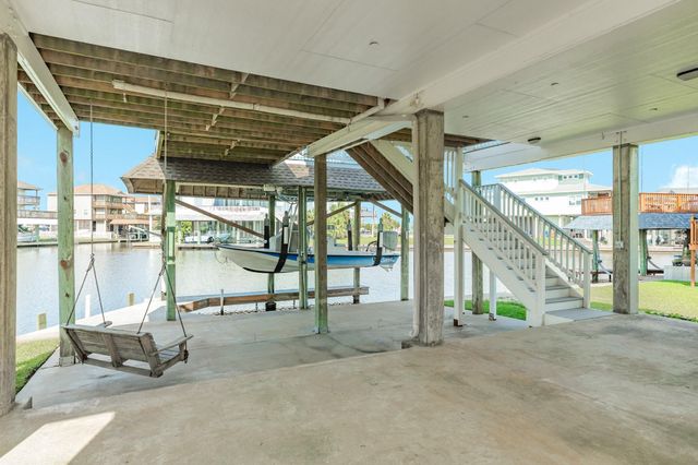 325 Admiral Circle, Tiki Island, TX 77554