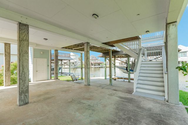 325 Admiral Circle, Tiki Island, TX 77554