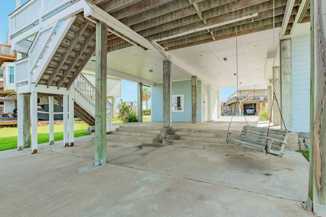 325 Admiral Circle, Tiki Island, TX 77554