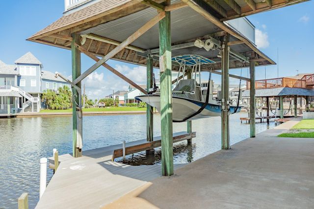 325 Admiral Circle, Tiki Island, TX 77554