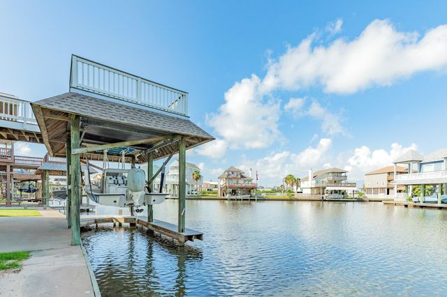 325 Admiral Circle, Tiki Island, TX 77554