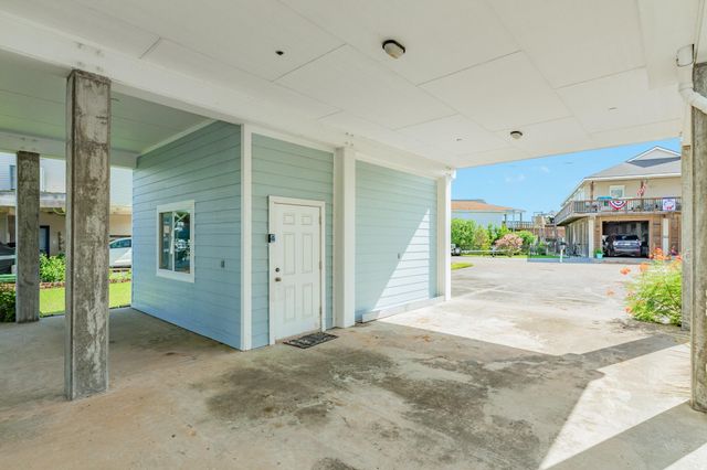 325 Admiral Circle, Tiki Island, TX 77554