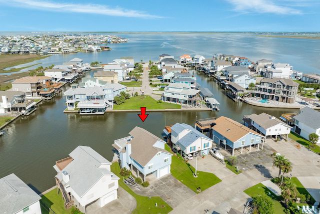 325 Admiral Circle, Tiki Island, TX 77554