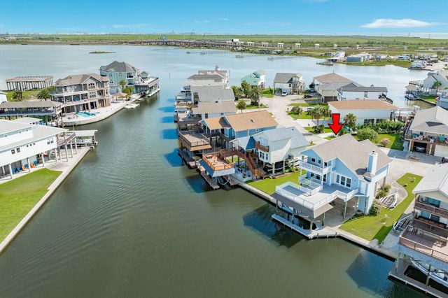 325 Admiral Circle, Tiki Island, TX 77554