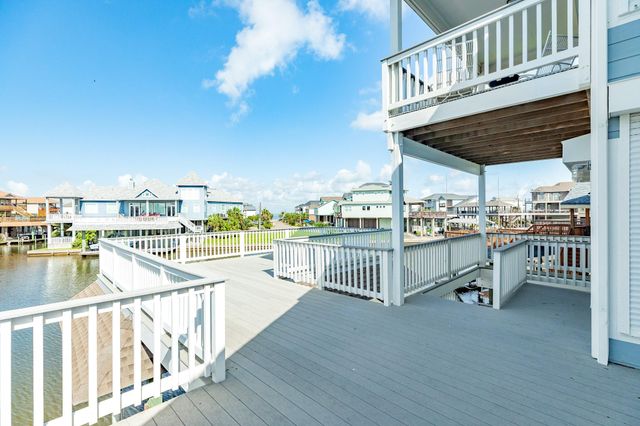 325 Admiral Circle, Tiki Island, TX 77554