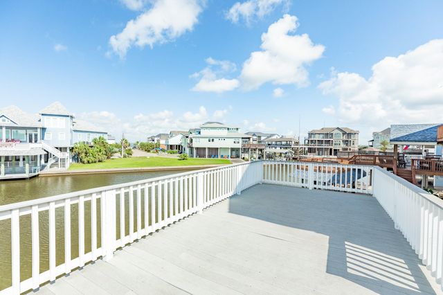 325 Admiral Circle, Tiki Island, TX 77554