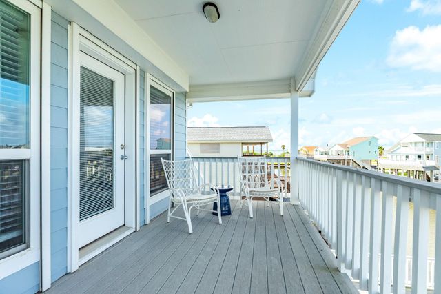 325 Admiral Circle, Tiki Island, TX 77554