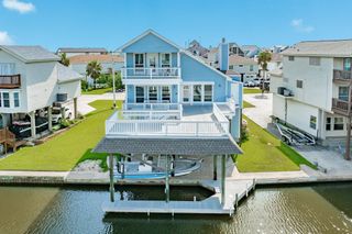 325 Admiral Circle, Tiki Island, TX 77554