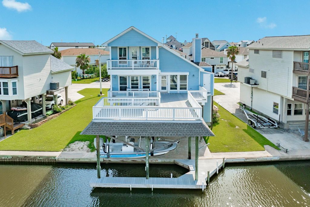 325 Admiral Circle, Tiki Island, TX 77554