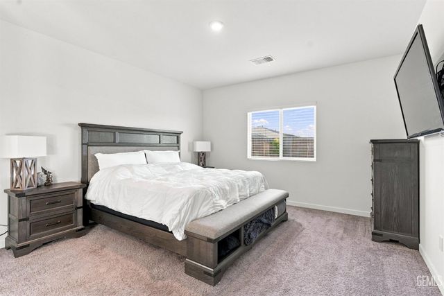 913 Macclesfield Street, Bakersfield, CA 93307