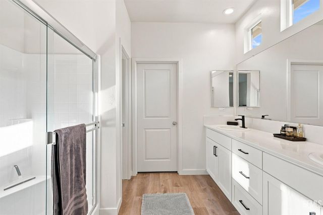 913 Macclesfield Street, Bakersfield, CA 93307