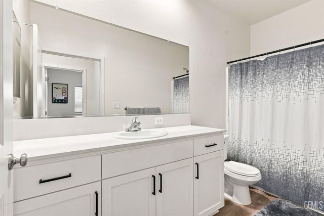 913 Macclesfield Street, Bakersfield, CA 93307