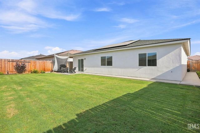 913 Macclesfield Street, Bakersfield, CA 93307