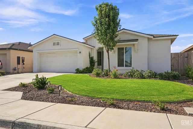 913 Macclesfield Street, Bakersfield, CA 93307
