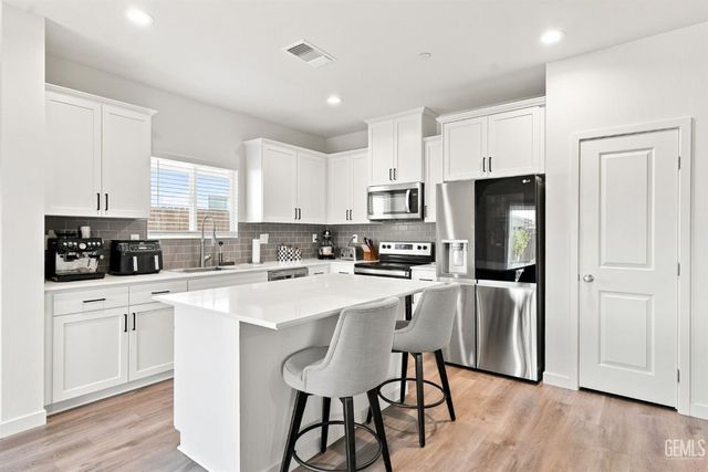 913 Macclesfield Street, Bakersfield, CA 93307
