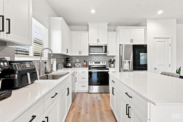 913 Macclesfield Street, Bakersfield, CA 93307