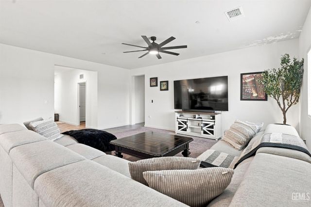 913 Macclesfield Street, Bakersfield, CA 93307