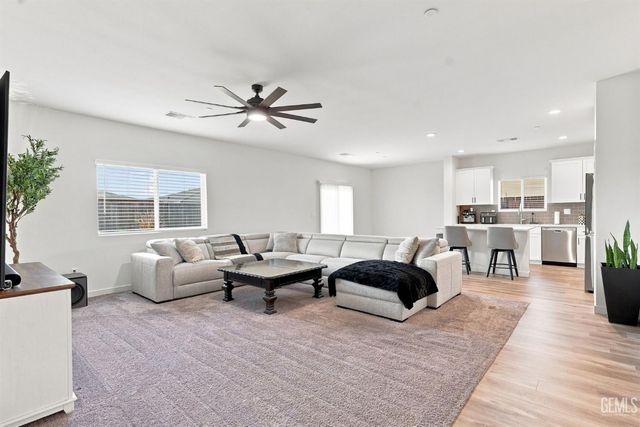 913 Macclesfield Street, Bakersfield, CA 93307
