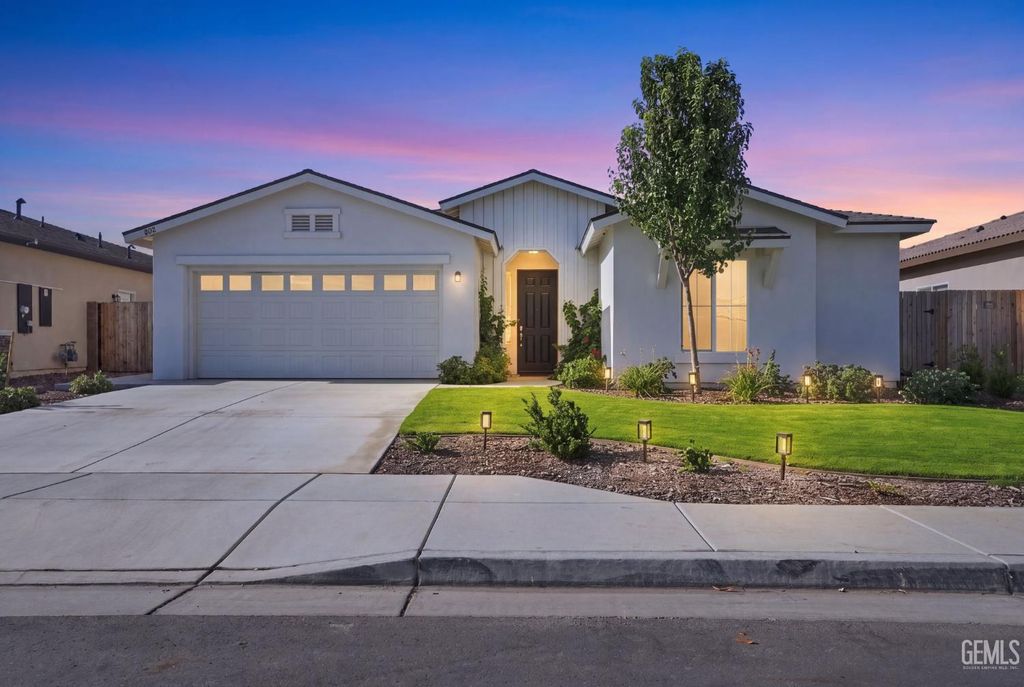 913 Macclesfield Street, Bakersfield, CA 93307