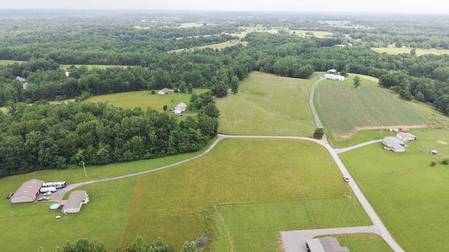 5475 King Robert Ln, Westmoreland, TN 37186