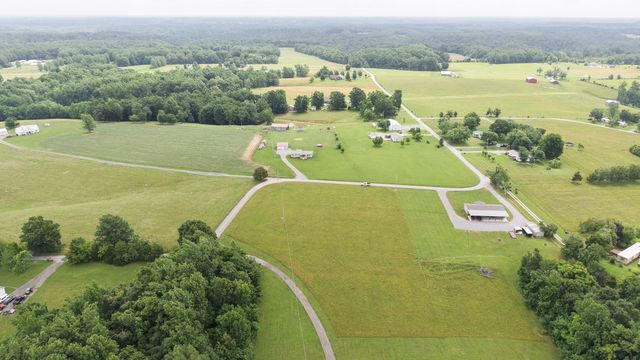 5475 King Robert Ln, Westmoreland, TN 37186