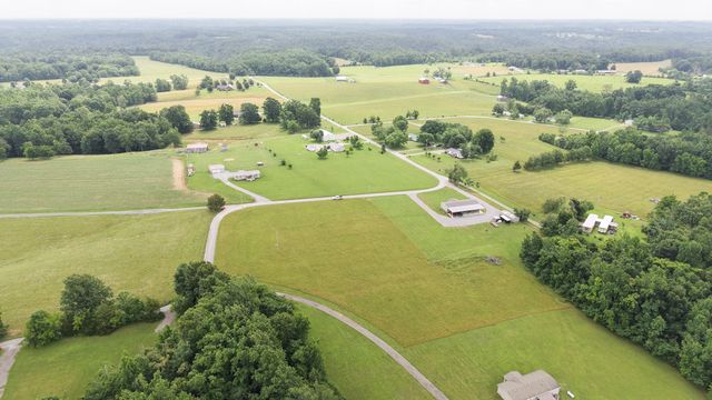 5475 King Robert Ln, Westmoreland, TN 37186