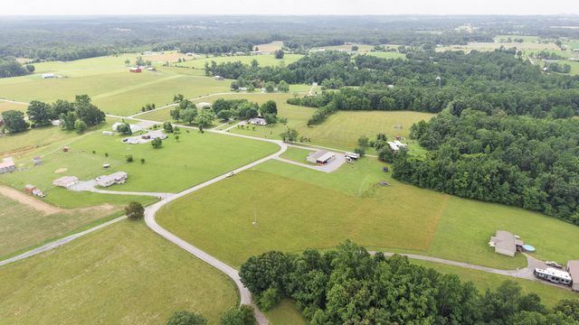 5475 King Robert Ln, Westmoreland, TN 37186