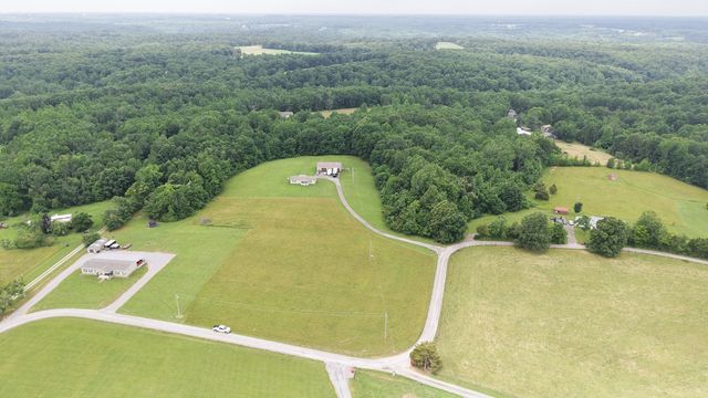 5475 King Robert Ln, Westmoreland, TN 37186