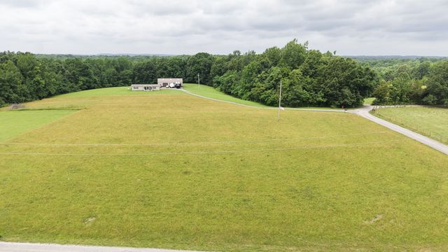 5475 King Robert Ln, Westmoreland, TN 37186