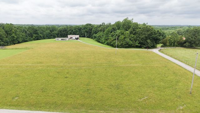 5475 King Robert Ln, Westmoreland, TN 37186