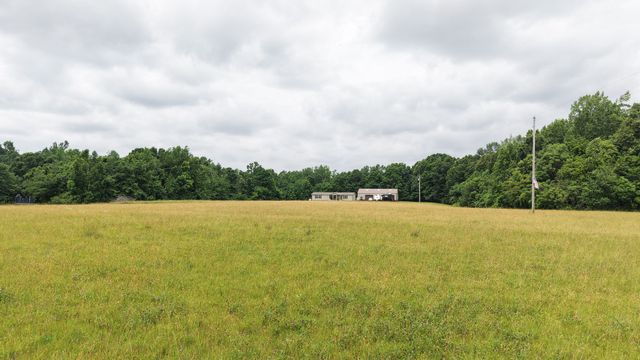 5475 King Robert Ln, Westmoreland, TN 37186