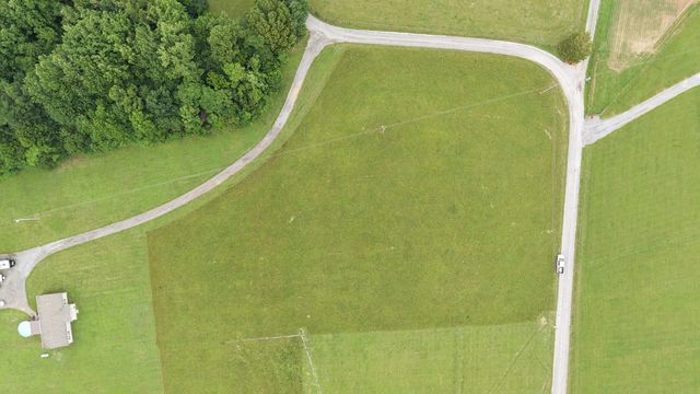 5475 King Robert Ln, Westmoreland, TN 37186